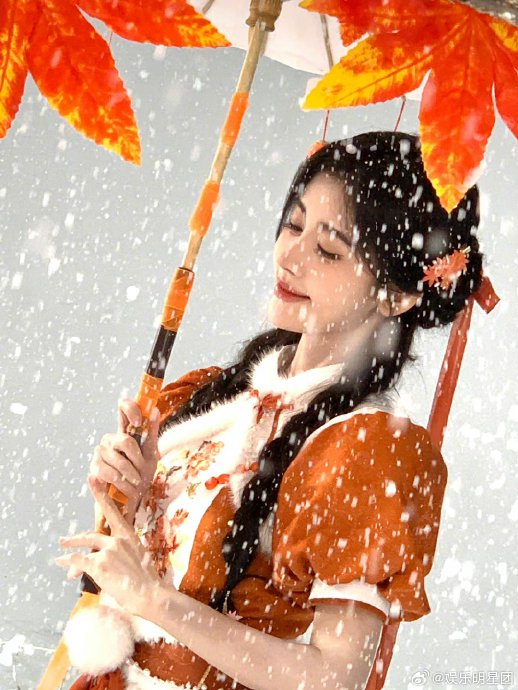 鞠婧祎雪地撑伞照,是不是太瘦了|鞠婧祎_新浪新闻