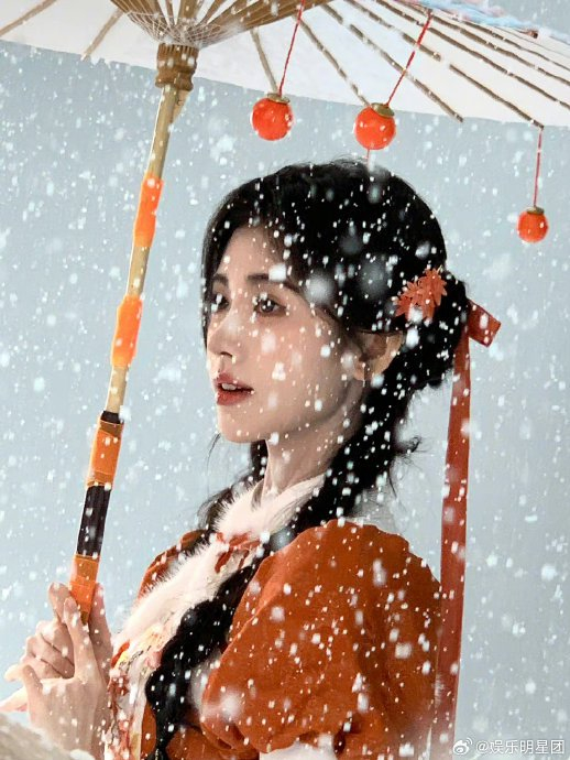 鞠婧祎雪地撑伞照,是不是太瘦了|鞠婧祎_新浪新闻