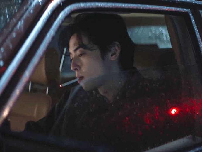 车银优solo预告,坐在车里,四周是模糊的,唯独他很清晰