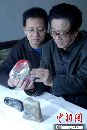 "微雕大师"邹本卫:匠心技艺心手相传|新疆|微雕|技艺_新浪新闻