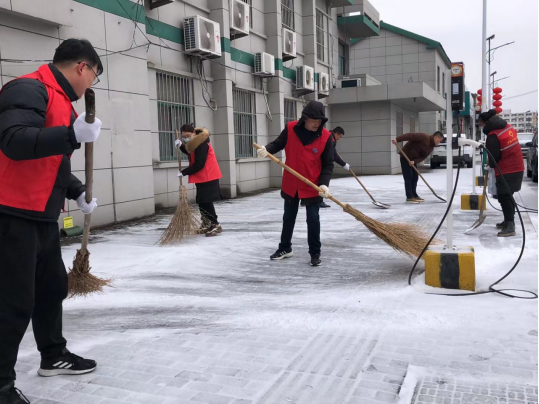 连云港市海州区宁海街道:红马甲扫出"暖心路" 扫雪除冰"暖人心"|志愿