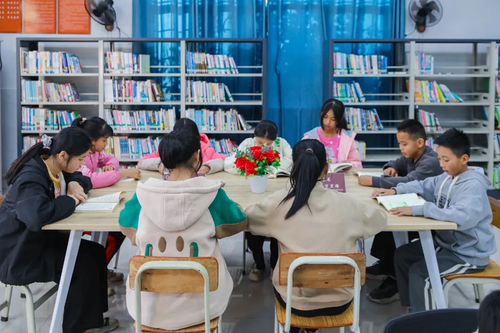 白土小学学生们在课余时间到图书室阅读书籍。佛山新闻网记者 王颖尧 摄