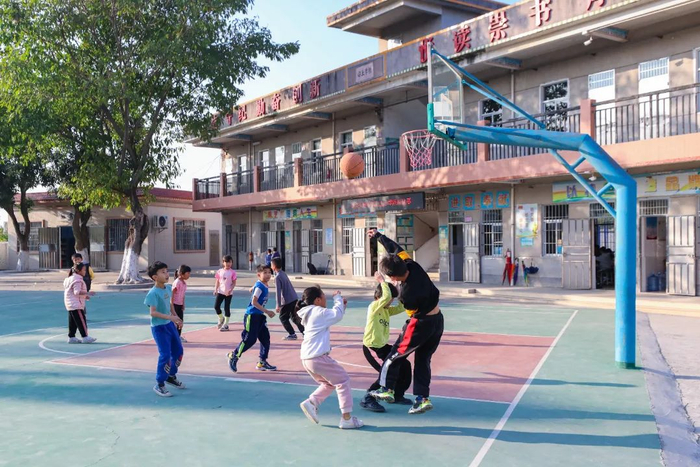 白土小学学生们在课余时间在篮球场上尽情运动、挥洒汗水。佛山新闻网记者 王颖尧 摄