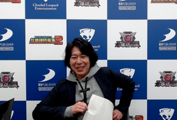 冈岛制作人在采访中亲自做示范