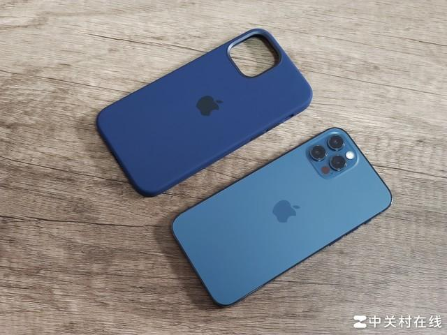 配色为与iphone 12 pro相近的深海军蓝色,内置苹果原装magsafe模组