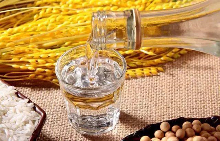 在兴致高昂时便豪放不拘,几杯酒下肚好像就在顷刻间成为了肝胆相照的