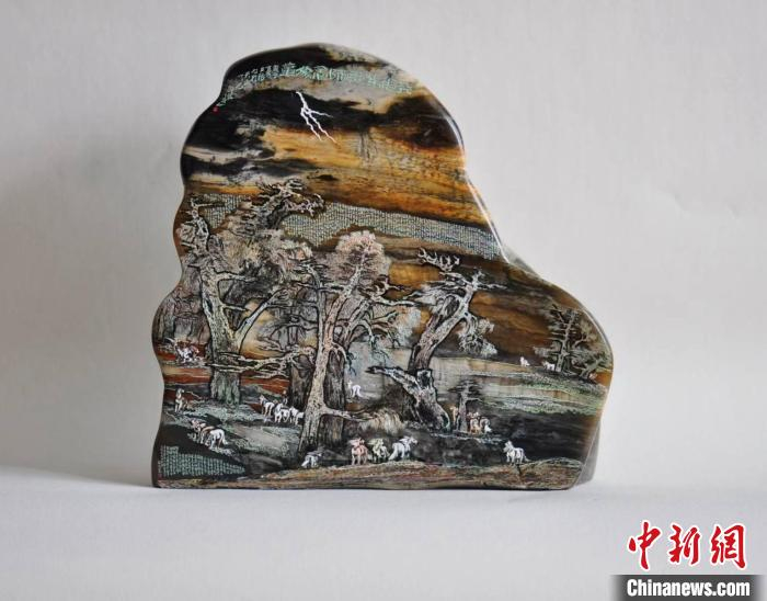 "微雕大师"邹本卫:匠心技艺心手相传|新疆|微雕|技艺_新浪新闻