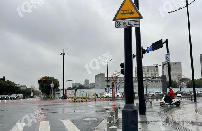 一個路口一下子來了3輛有軌電車紅綠燈等死關於嘉興有軌電車是不是