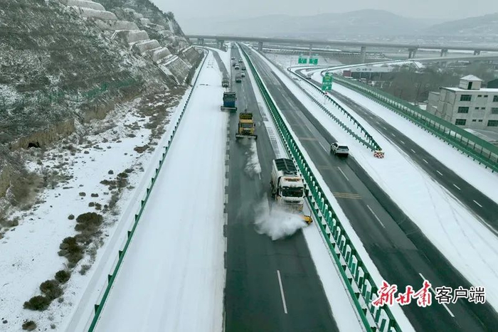 甘肃公路部门除雪破冰保障春运道路畅通