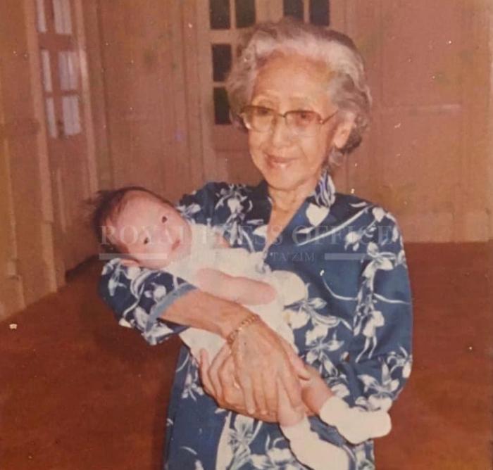 ▲索菲亚的祖母怀抱着婴儿时期的外孙——王储东姑·依斯迈