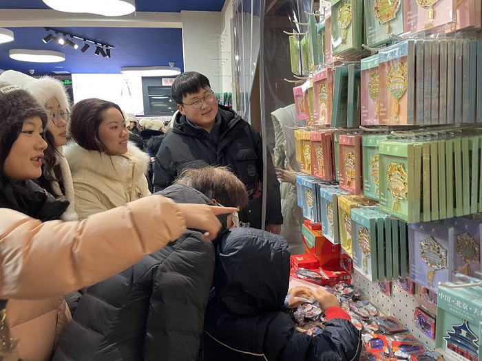 天坛公园文创店，游客讨论选购文创产品