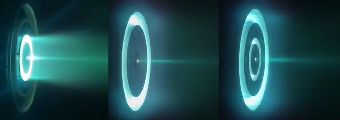 嵌套式霍尔推力器点火图像（左：内环工作，中：外环工作，右：双环同时工作）。图片来源：中国航天科技集团六院801所