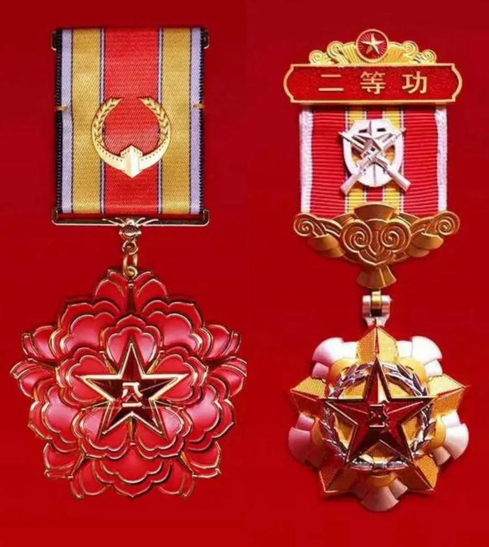 战备训练二等功奖章(图右)一级表彰奖章(图左)"全军军事训练先进个人"