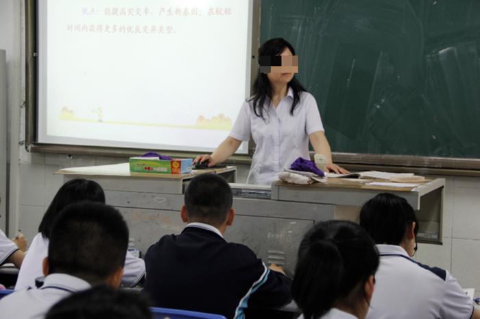 今日話題河南姚燕燕老師抖音直播帶貨引熱議高中生早戀往往都會買這3