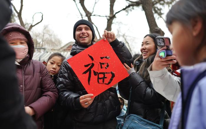 一名意大利游客在体验写“福”字。新京报记者 李木易 摄