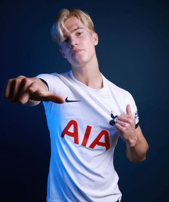 热刺新援18岁瑞典金发小帅哥卢卡斯·伯格瓦尔(lucas bergvall)