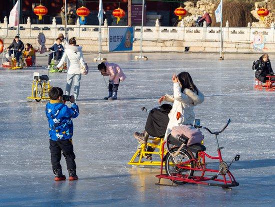     假期需要“弯道超车”的不是孩子的学习成绩，而是学习亲子关系。视觉中国供图