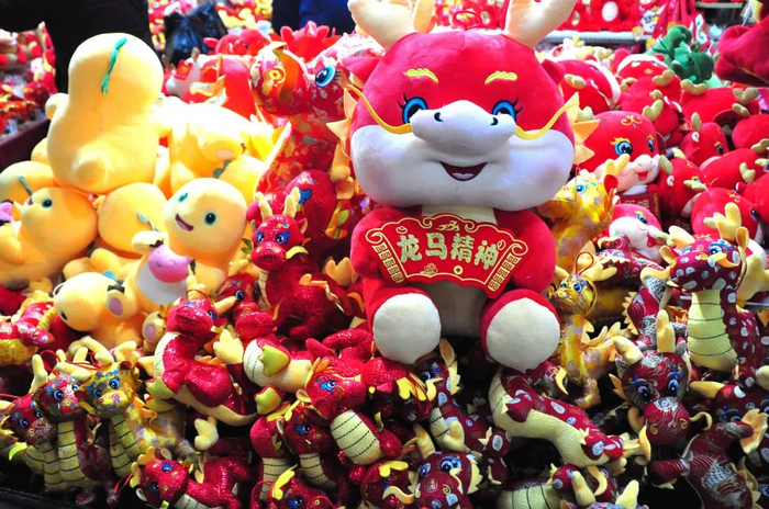 小商品市场的龙年饰品。 图 / 视觉中国