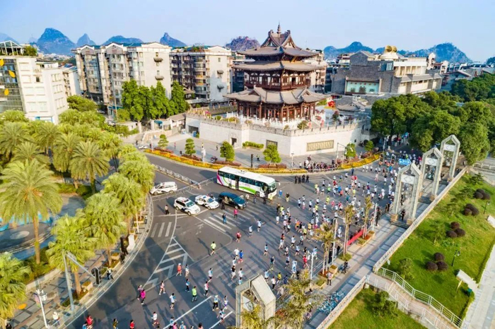 图为2023年桂林马拉松比赛盛况。