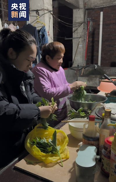 △李秋霜陪妈妈做早餐