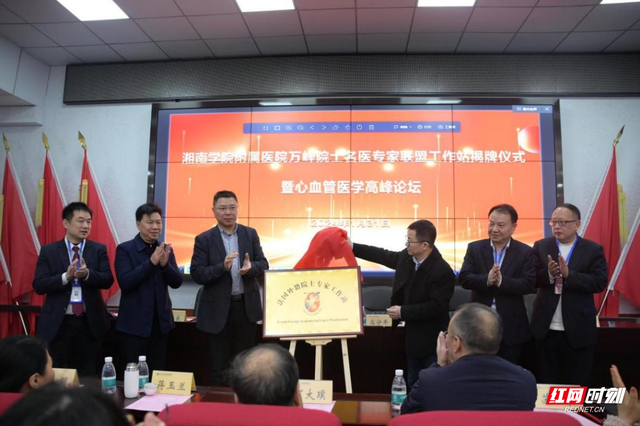 万峰教授作为我国微创非停跳心脏冠脉搭桥术的领军人物,为我国心脏