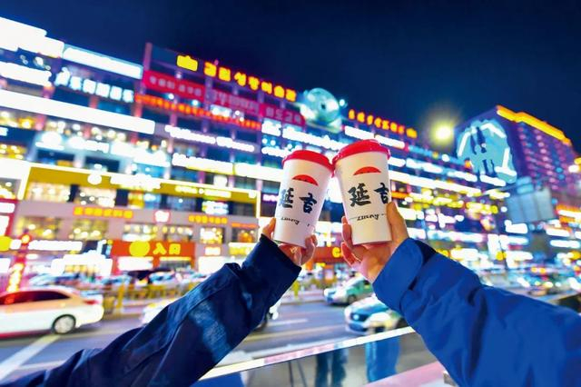 2023年11月11日，吉林延吉市，游客在“网红弹幕楼”外打卡。图/视觉中国