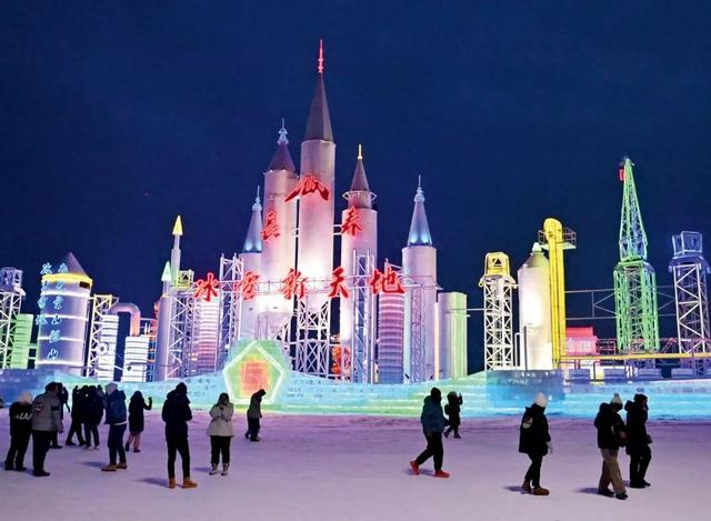 2023年12月12日晚，吉林长春市，主题为“冰雪丝路 龙腾盛世”的冰雪新天地开门迎客。图/中新