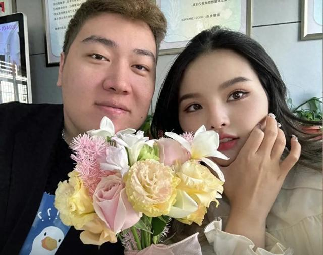 面对网友的回复"老婆怎么不一样了?",颜丙涛直接回怼:管好自己.