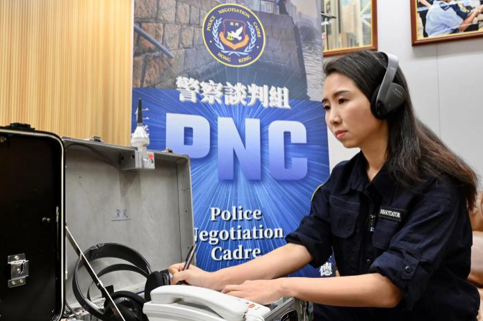 蔡颕钰示范操作流动无线电话。中新网记者李志华摄