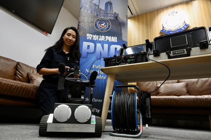 蔡颕钰示范操作谈判机器人。中新网记者李志华摄