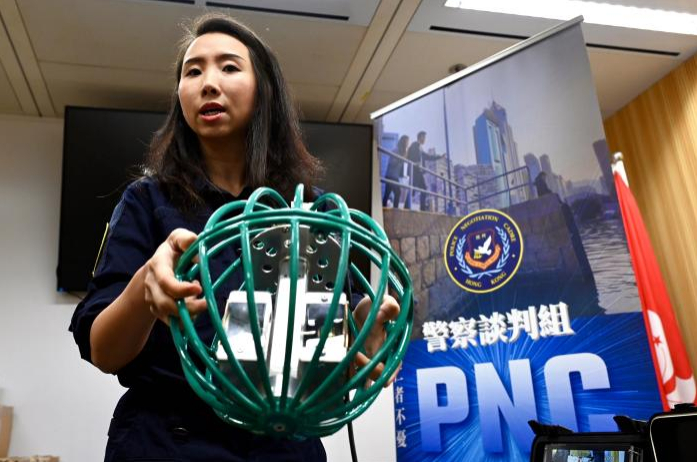 蔡颕钰示范使用谈判球。中新网记者 李志华 摄