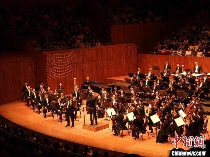 舞台中央,吕思清在演奏《梁祝》.