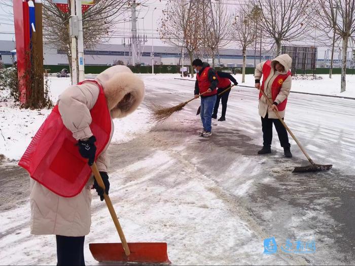 組織志願者就近在街道,學校,醫院等公共場所參與掃雪除冰活動,消除