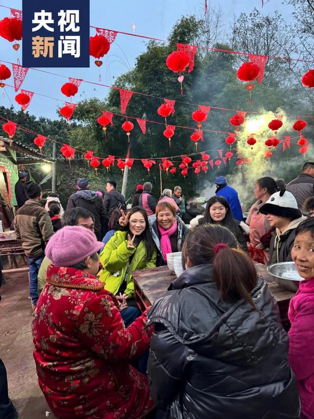 △回家的当天，李秋霜和家人一起到亲戚家“搂席”。