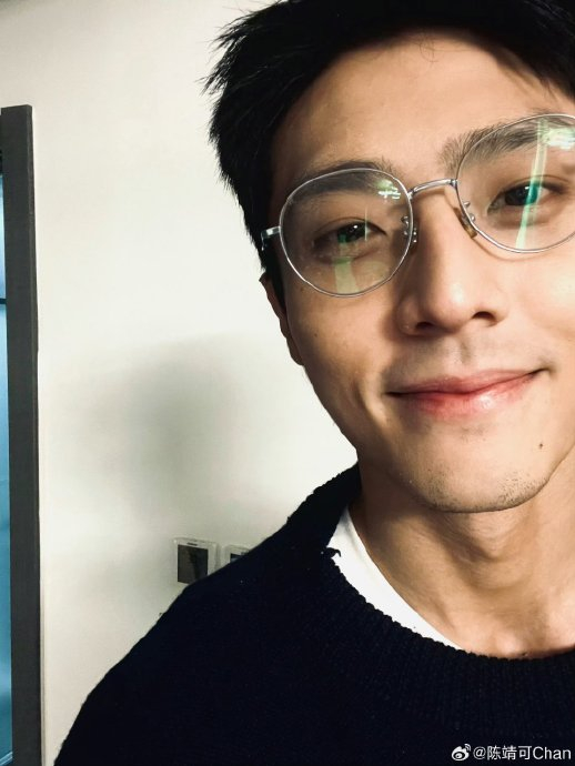 哥,你好大方 一次性发这么多眼镜自拍05真的有被帅到|眼镜|自拍