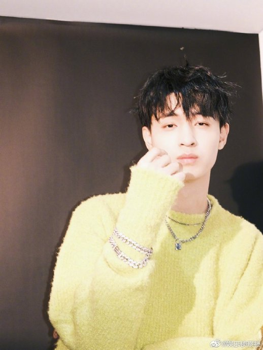 哦么,秦霄贤这鼻梁真的好高挺,帅气99,谁看了不说一句喜欢