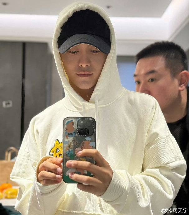 马天宇工作人员手把手教出来的自拍……|马天宇_新浪新闻