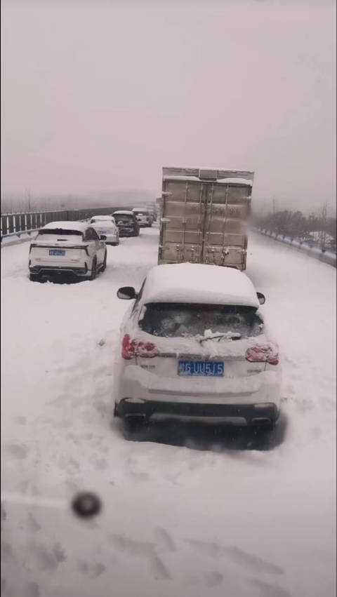 湖北荆州二广高速堵了一天一夜不对不叫堵是高速封了