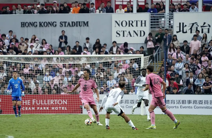 图为迈阿密国际队选手布斯克茨（粉衣，左一）在比赛中。