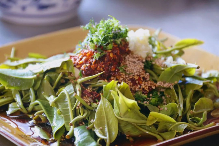 "茶叶可以当菜吃?""莫惊讶,这里是云南噻~"