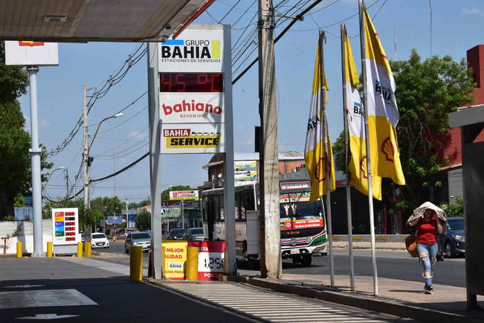 2月3日,巴拉圭圣洛伦索街头的一处电子温度计显示温度达到45摄氏度.