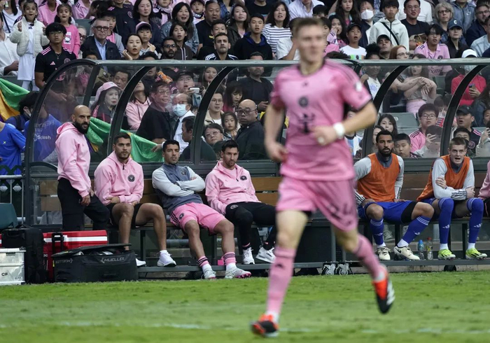 图为梅西（后方左四）和苏亚雷斯（后方左三）在替补席观看比赛。