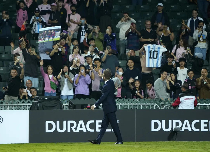图为迈阿密国际队主席贝克汉姆赛后绕场向球迷表达歉意。