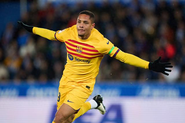 巴萨前锋罗克连场进球却被争议罚下,主帅哈维炮轰裁判|巴塞罗那|罗克|