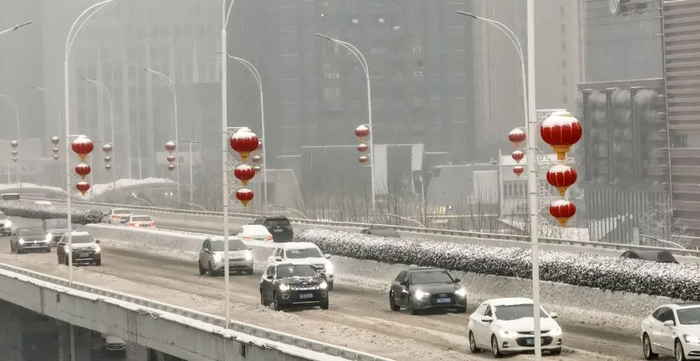 △ 4日，武汉出现低温降雪天气，道路积雪难行。