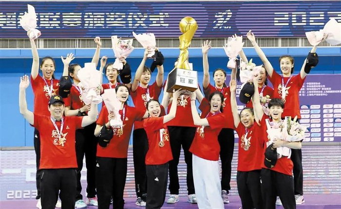 天津女排的队员们登上领奖台。