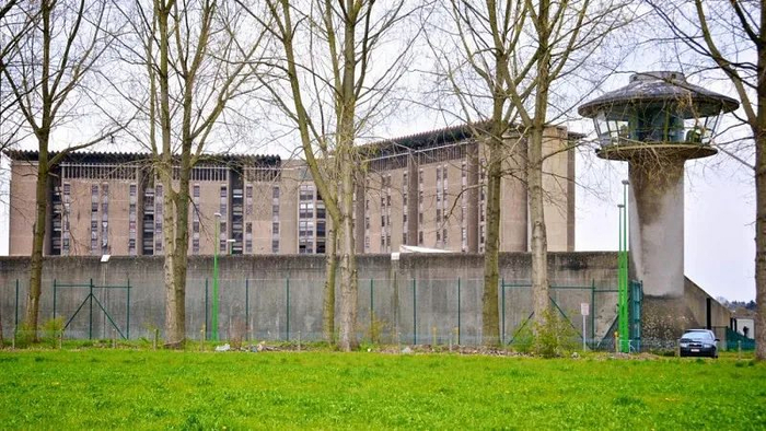 囚犯从警车上赤脚逃亡直升机都没追上比利时警察被疯狂嘲笑