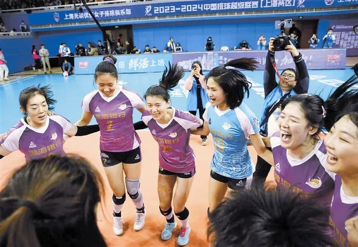 队员们欢庆胜利时刻。