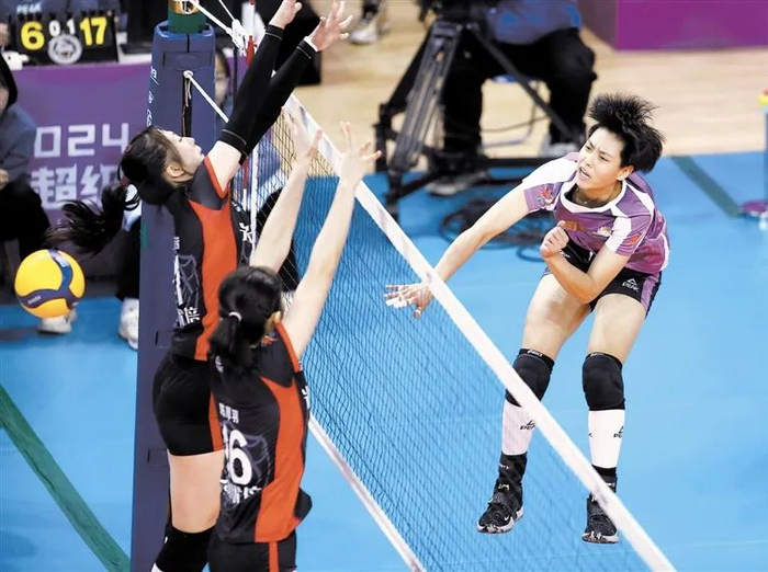女排队员奋力扣杀。