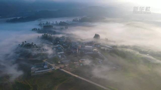 千城胜景|云南施甸:青山含远黛 云雾抚村舍
